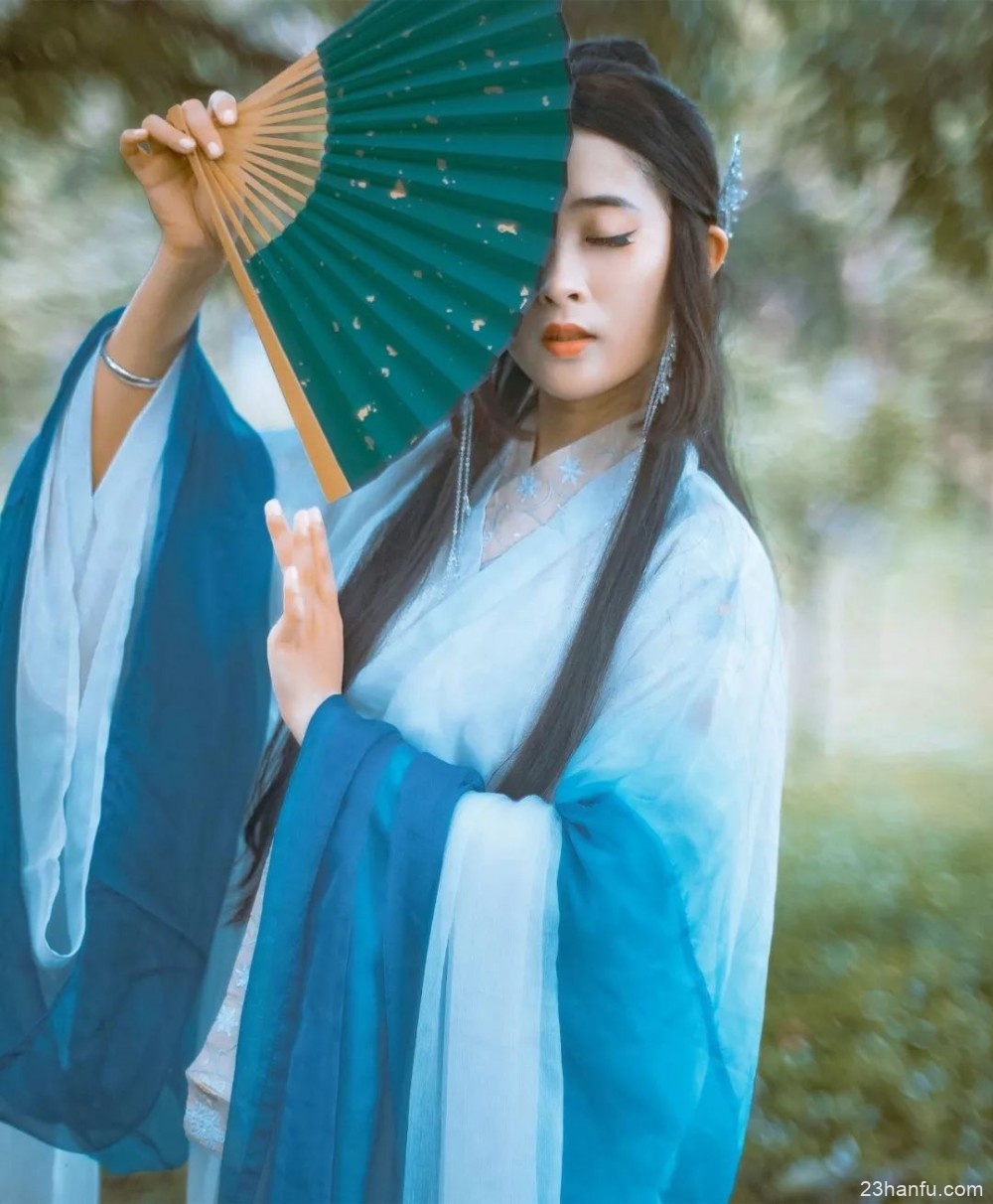 【汉服摄影】森林里一抹蓝色忧郁