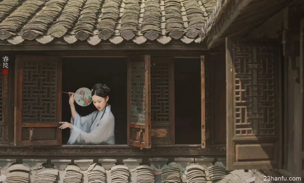 【汉服摄影】醉卧眉山一点红，两弯柳色倒春风。