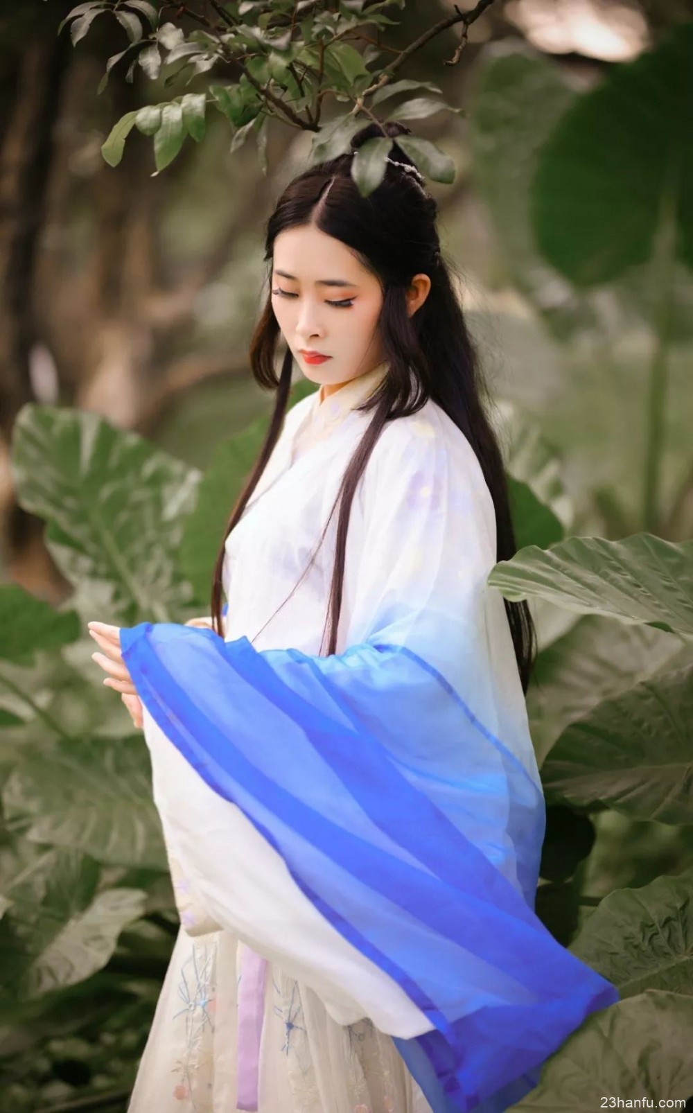 【汉服摄影】森林里一抹蓝色忧郁