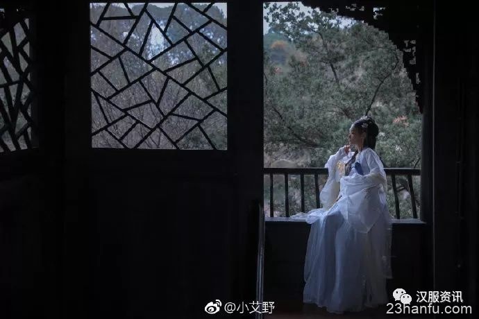 【汉服美图】小园几许，收尽春光。