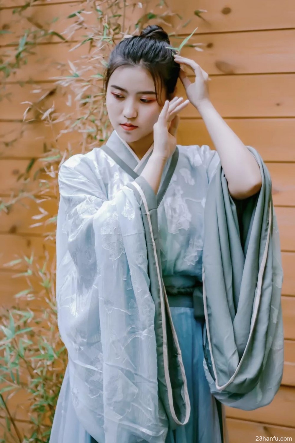 【汉服摄影】芍药如含笑,旖旎回廊曲。