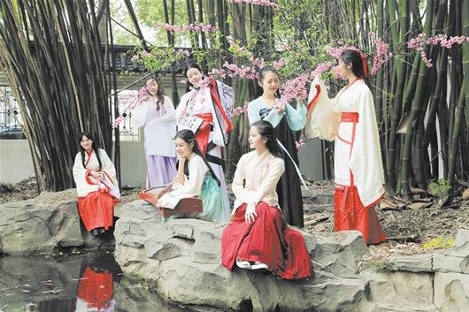 大学生着汉服仿古人赏花 宋代赏花季男人也戴花
