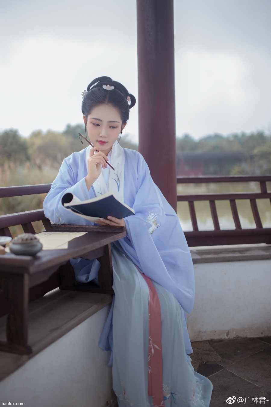 相思本是无凭语，莫向花笺费泪行。