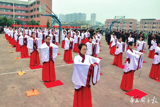 着汉服包粽子做香袋 洋朋友体验端午