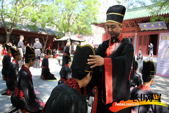 “仰天大笑出门去”的李白，为何会为一个酿酒老叟哭？