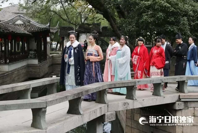 海宁盐官街头惊现汉服美女巡街引围观