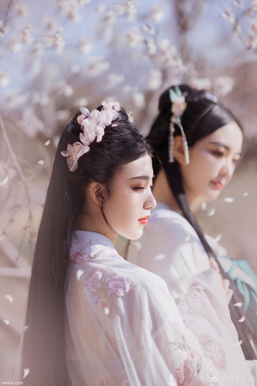 君埋泉下泥销骨，我寄人间雪满头。