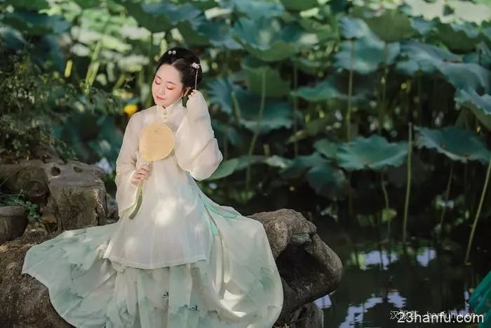 【汉服美景】心心莲莲,吹皱一池清梦