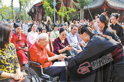 璧山市民穿汉服诵孝经 向长辈鞠躬敬茶奉上重阳糕