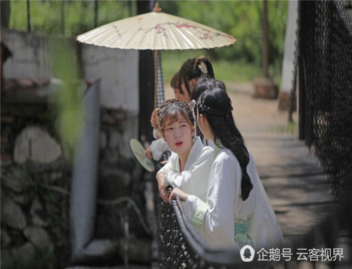 西安大学生穿汉服出行 呼吁关注传统文化