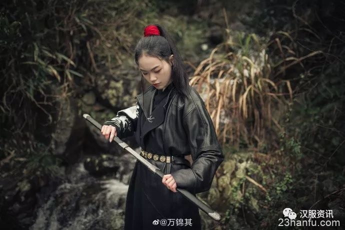 云鬓花颜金步摇，芙蓉帐暖度春宵。