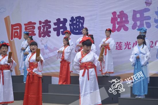 青岛图书馆举办汉服展 看看古人怎么穿
