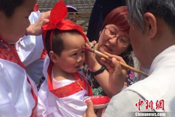 百位汉服娃“开笔破蒙”萌翻东方盐湖城