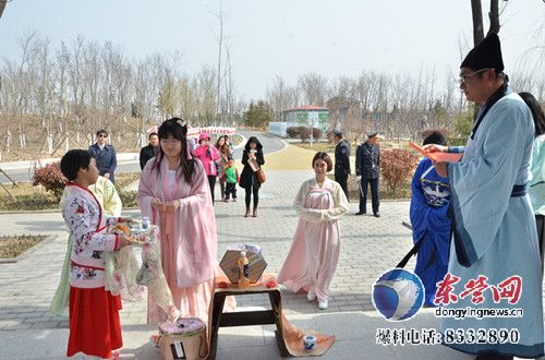 汉服爱好者祭花神游园迎春天