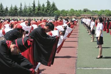 600名学生身着华美汉服在铜川市一中举行成人礼