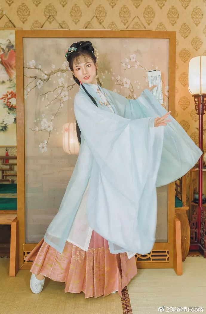 【汉服私影】大漠狂沙不归客 何须问