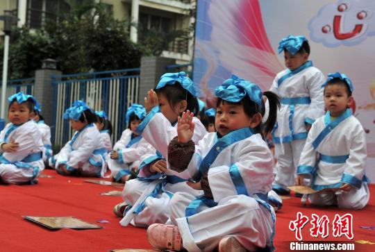 福州幼儿园喜迎新年 萌娃穿汉服诵三字经
