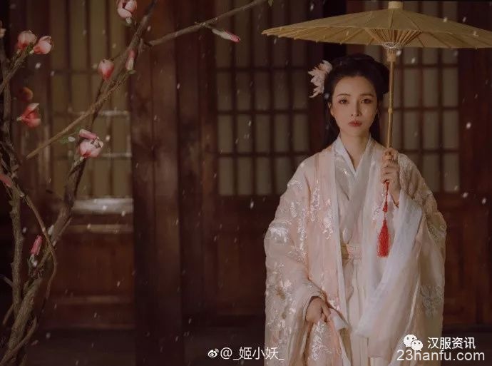 【汉服美图】#逍遥斋画录# 临安初雪,青梅煮酒