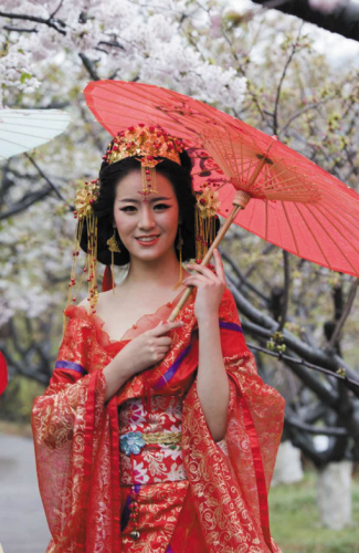 贾平凹穿着汉服祭祀西王母，西王母到底是谁？