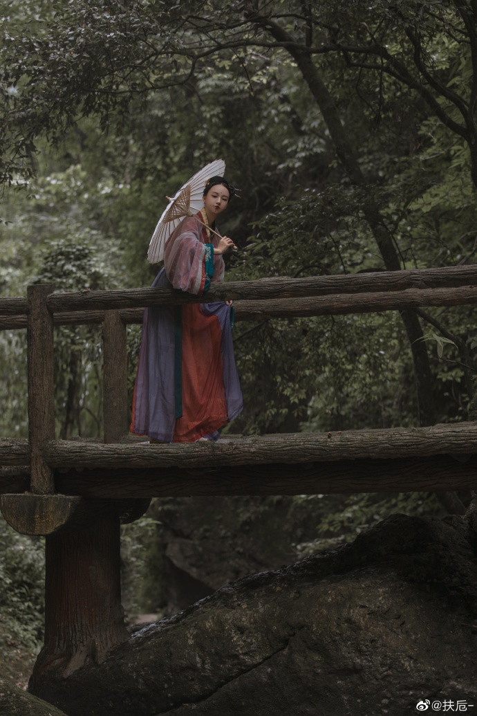 【汉服摄影】芦鸣枕风意，落语掩叶声。 忽闻秋意起，不见故人心。