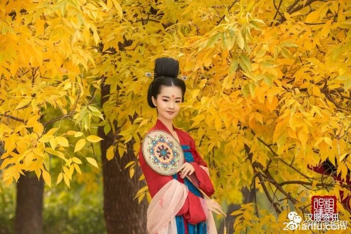 【汉服摄影】炯炯浮秋光 知君好芳草，荷芰半衣裳。