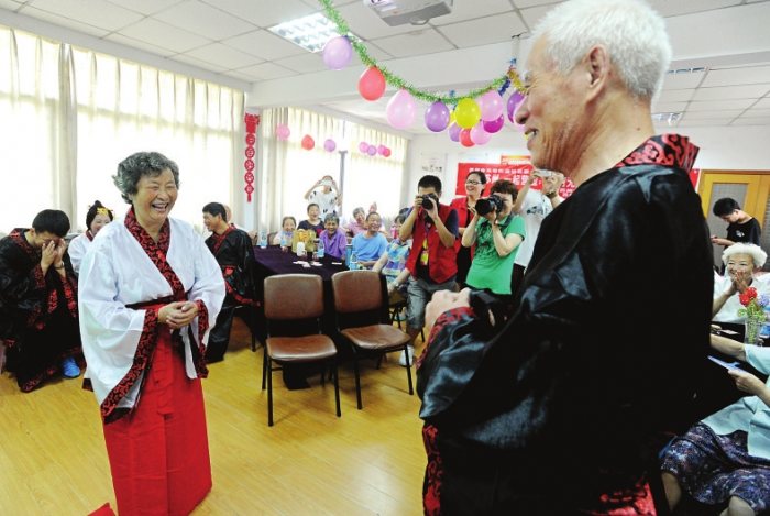 歌手田华身着汉服学茶艺 领唱牡丹抒乡情