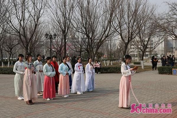 齐鲁工业大学理学院汉服社组织“花朝”赏花再现传统习俗
