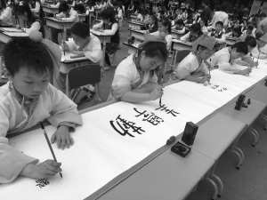 包粽子做香囊举办汉服成人礼 重庆大学端午节活动好热闹