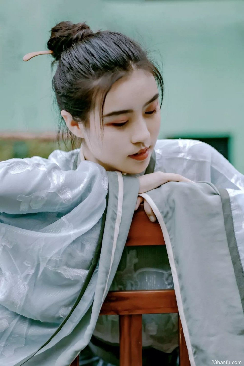 【汉服摄影】芍药如含笑,旖旎回廊曲。