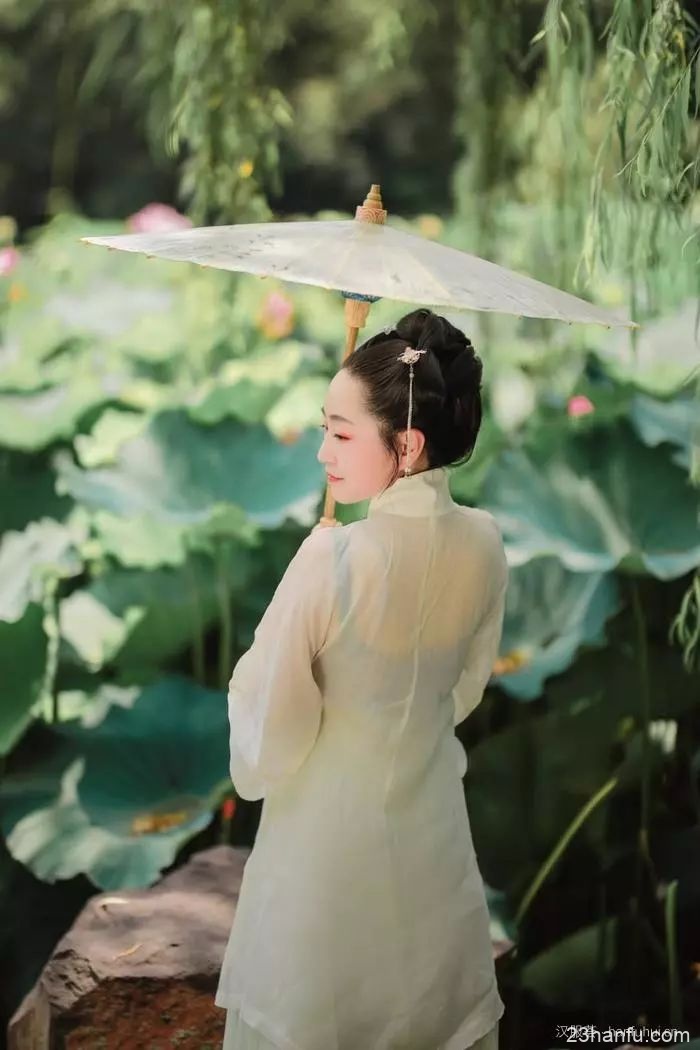 【汉服美景】心心莲莲,吹皱一池清梦