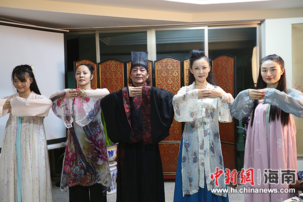 “汉服文化&琴诵相和”公益活动海口举行 感受华夏礼仪