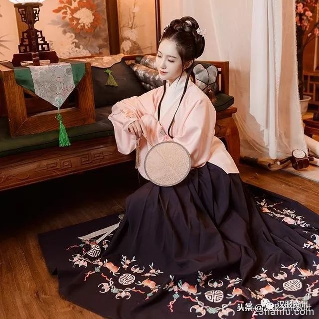 被誉为“破产三姐妹”之一的汉服,真的很贵吗?