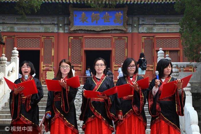 北京小学生着汉服在孔庙举行毕业典礼