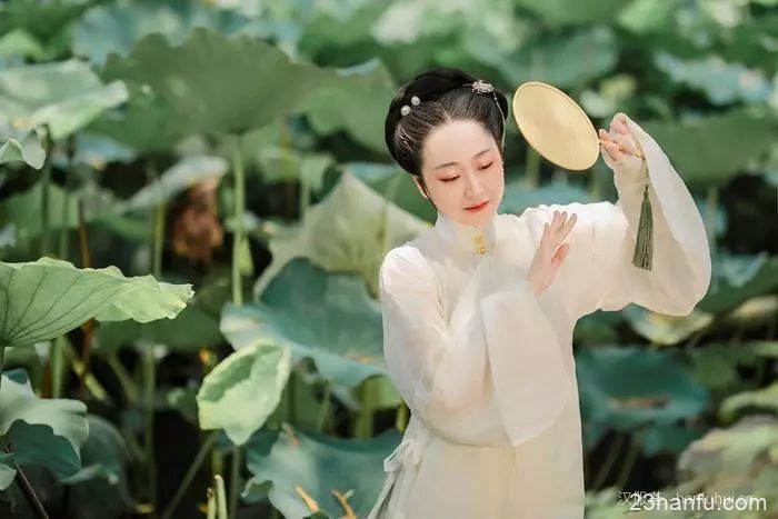 【汉服美景】心心莲莲,吹皱一池清梦