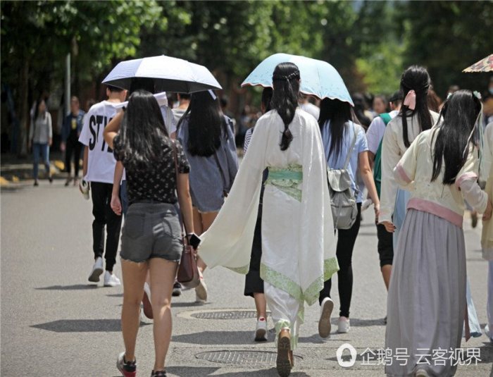 西安大学生穿汉服出行 呼吁关注传统文化