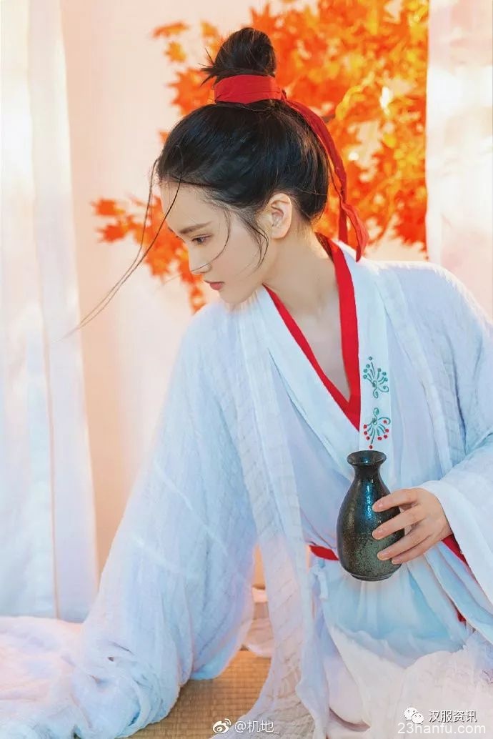 【汉服美图】好个霜天，闲却传杯手。