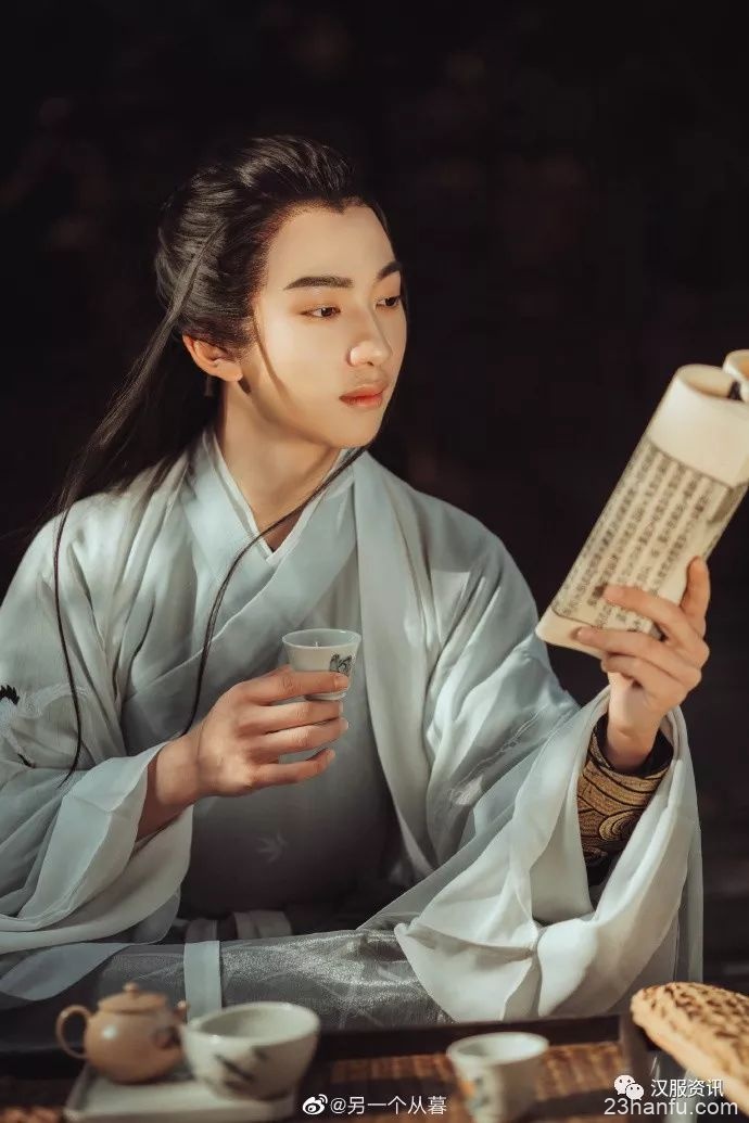 【汉服美图】小园几许，收尽春光。