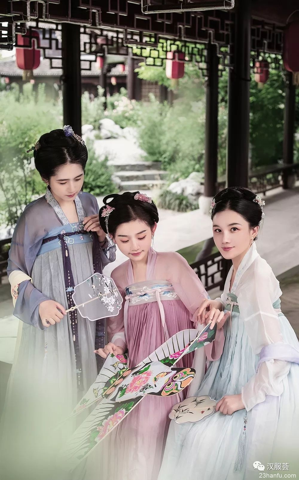 【汉服美图】何须浅碧轻红色，自是花中第一流