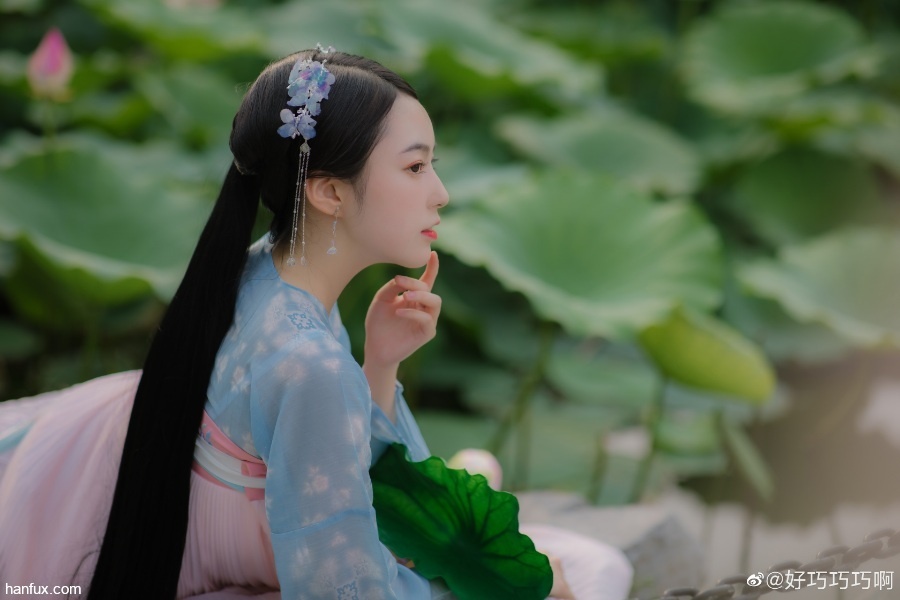 低头弄莲子，莲子清如水。