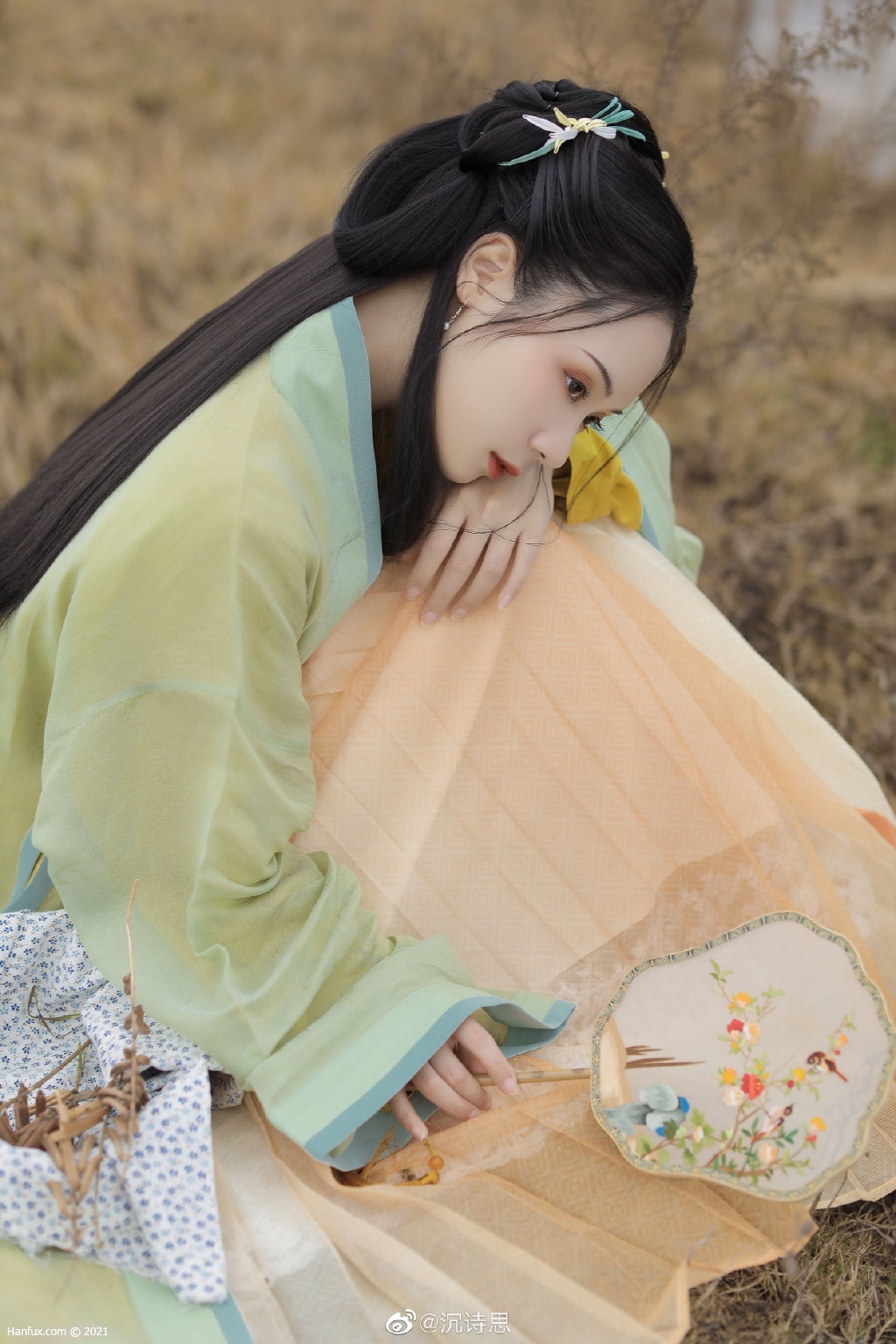 川原秋色静，芦苇晚风鸣。