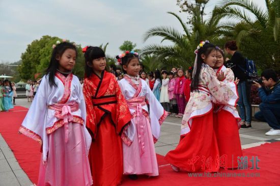 宜昌外小举办“女孩节” 萌娃化身汉服美人抢镜