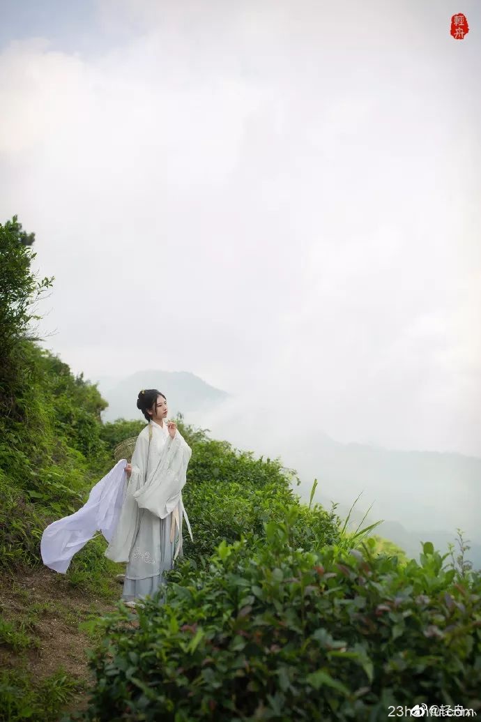 【汉服私影】借问采茶女,烟霞路几重。