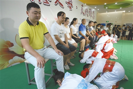福建汉服青年与台湾传统手工艺人共赏花灯闹元宵