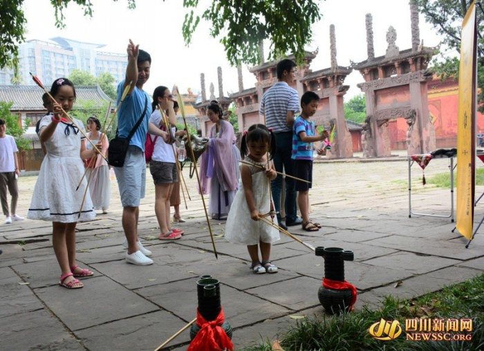 端午节德阳数十名汉服爱好者举行祭祀活动