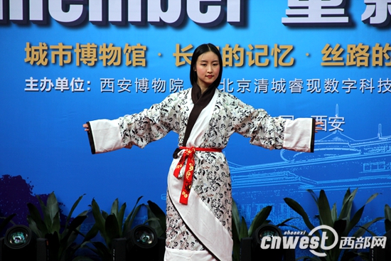 新春河南龙门出新招 汉服讲解玩穿越