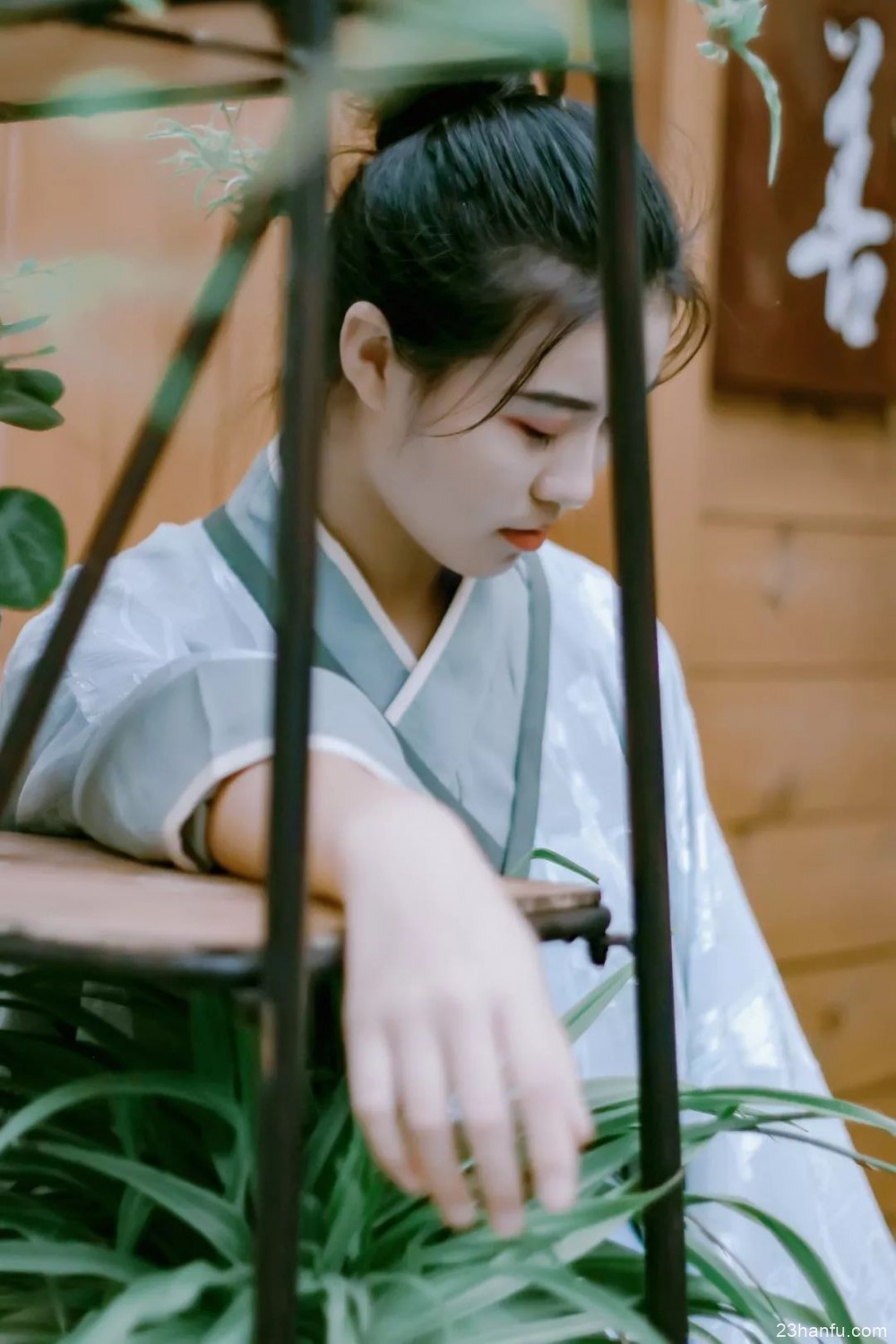 【汉服摄影】芍药如含笑,旖旎回廊曲。