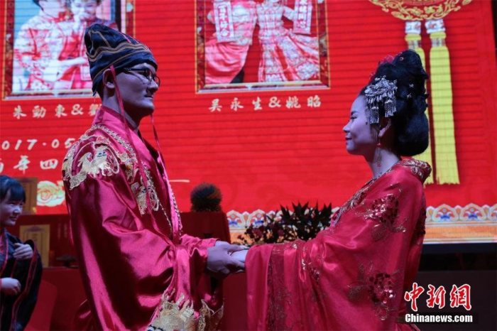 穿汉服行周礼 大冶三对新人举办传统集体婚礼