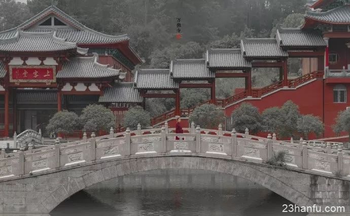 【汉服美图】万顷石松围佛寺
