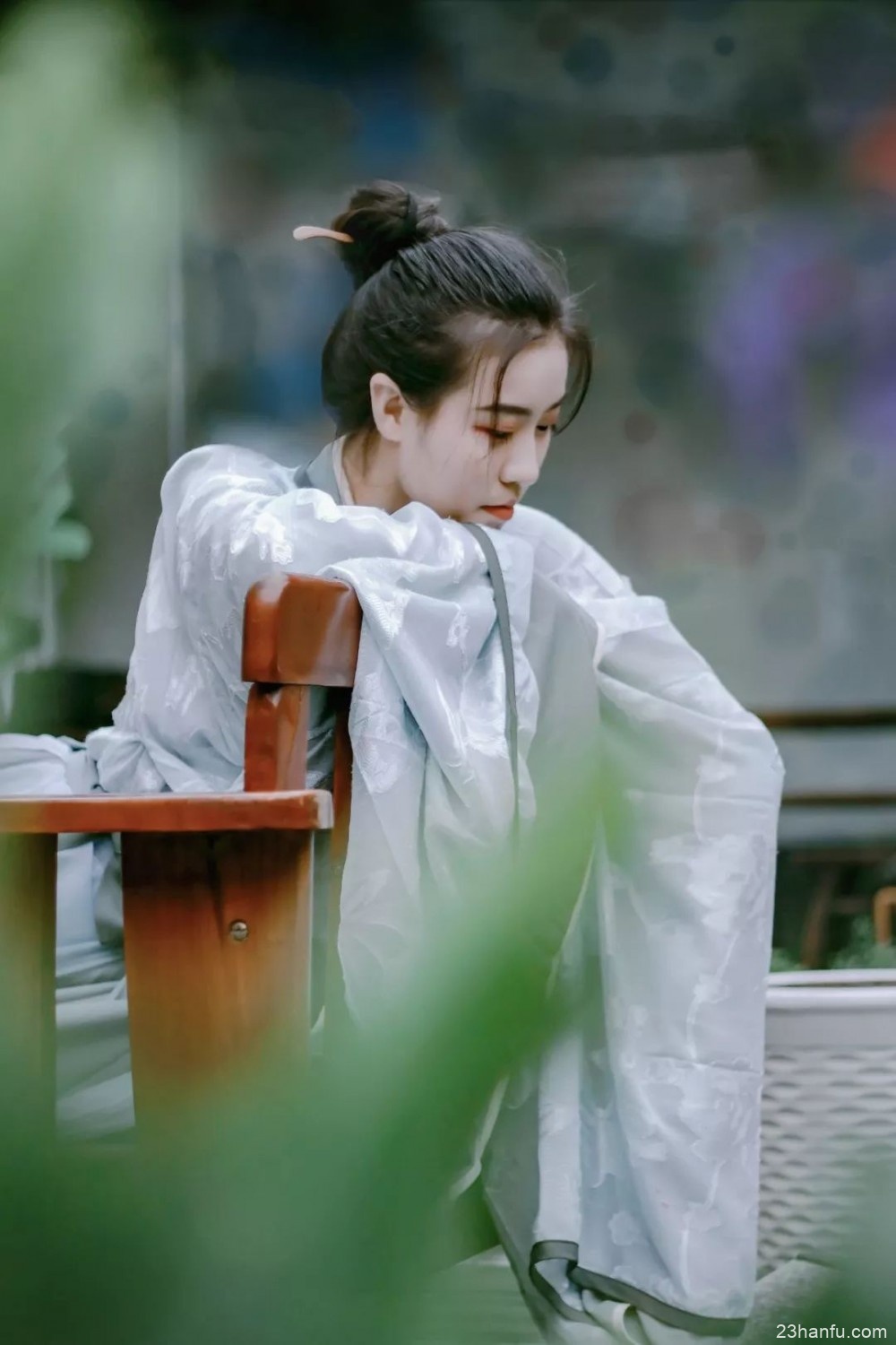【汉服摄影】芍药如含笑,旖旎回廊曲。