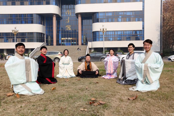 河南郑州5名大学生推广汉服 获百万投资